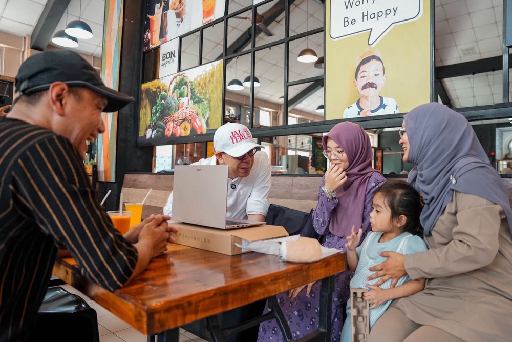 Image from: “Bukan sekadar pemandu, tapi sahabat..” – Steven Sim rai anak bekas pemandu daftar masuk USIM, hadiahkan laptop