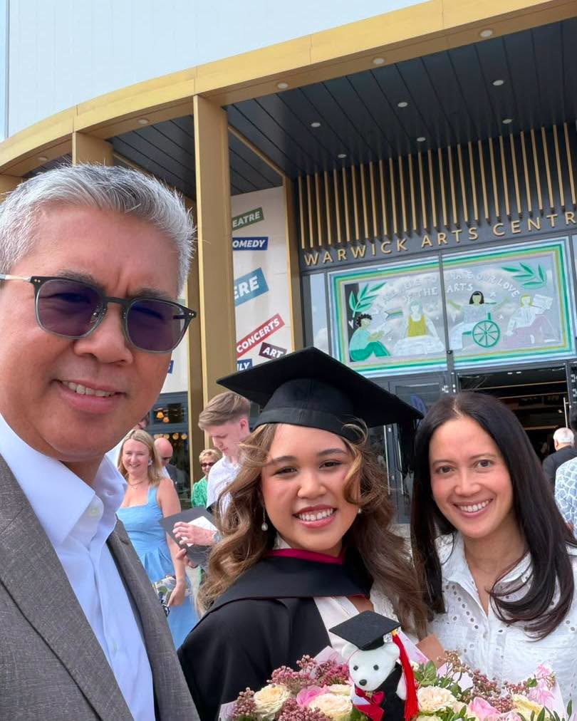 Image from: Datang raikan graduasi, Tengku Zafrul bangga anak raih kelas pertama -“Jangan lupa balik Malaysia…”
