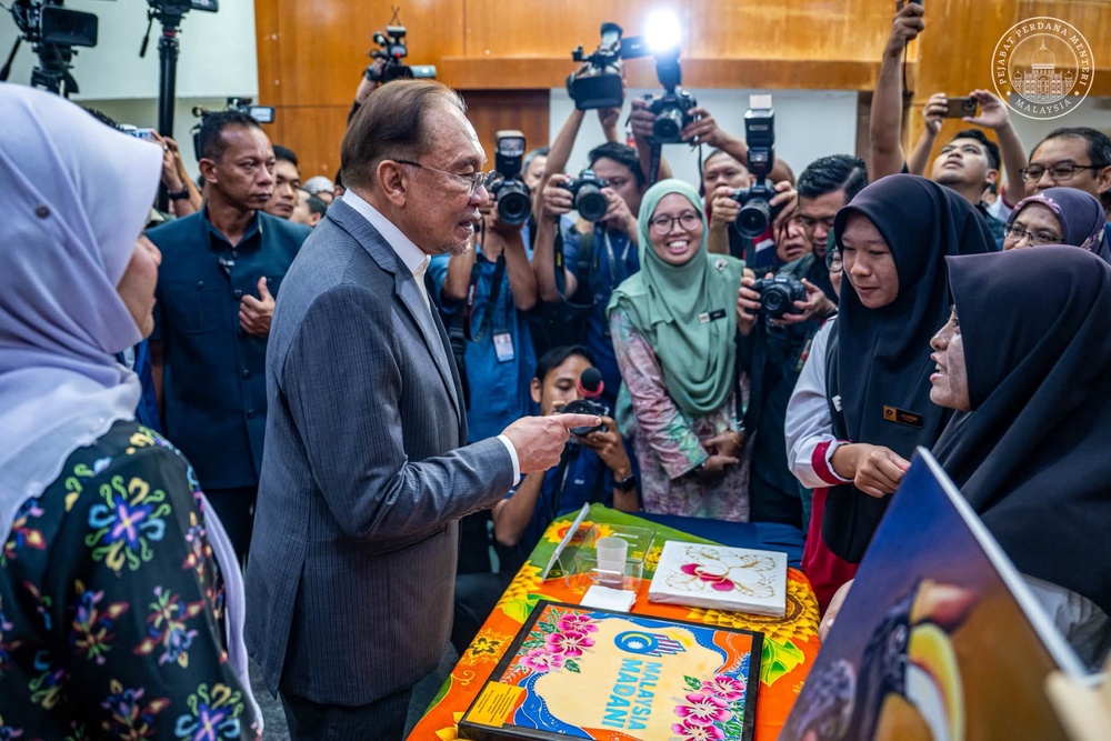 Image from: Kezaliman bermula di situ! Jangan lindungi kes buli demi jaga imej, prestasi sekolah- PM Anwar