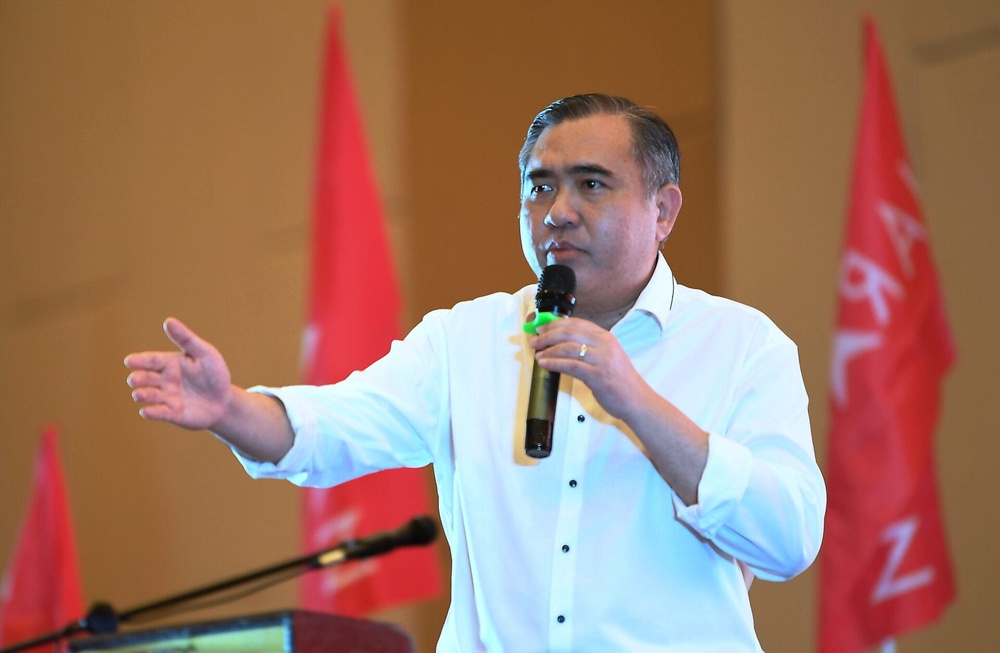 Image from: “Paling senang salahkan DAP…” – Anthony Loke nafi campur tangan adat! Dakwa UMNO punca krisis politik