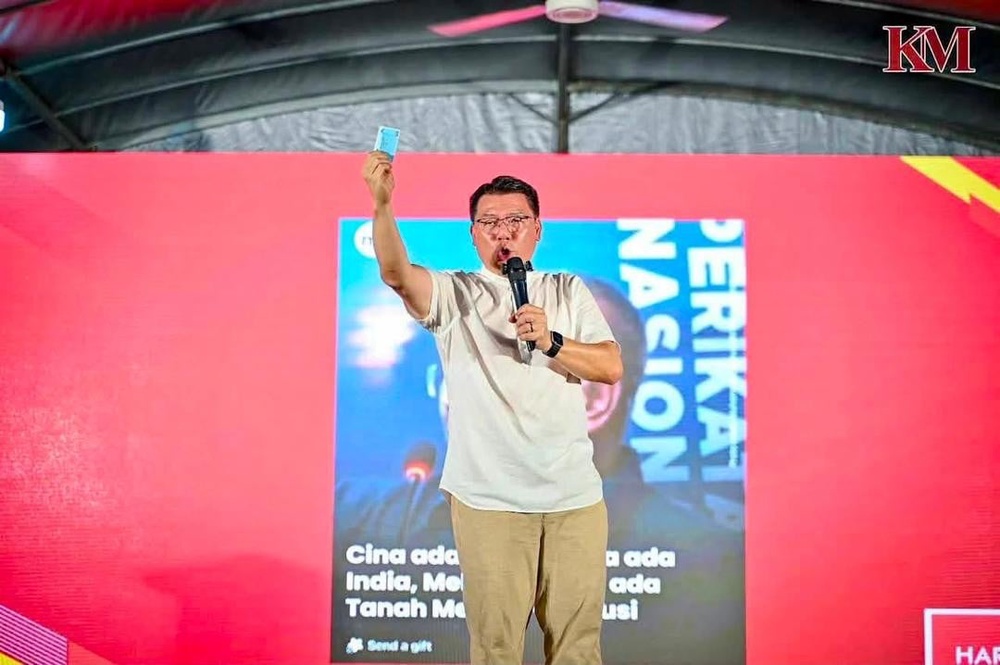 Image from: Kor Ming tunjuk MyKad, Fadhli Shaari tegaskan kewarganegaraan bukan sekadar tunjuk MyKad biru