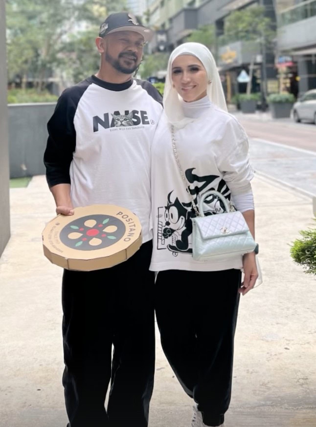 Image from: Shikin Maembong tampil berhijab, peminat doa kekal istiqamah – “Hadiah birthday untuk suami”
