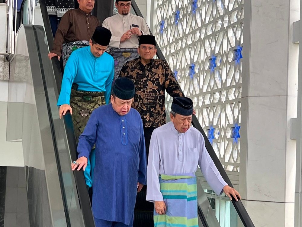 Image from: Sultan Selangor tak perkenan solat Jumaat di surau pusat beli-belah – MAIS