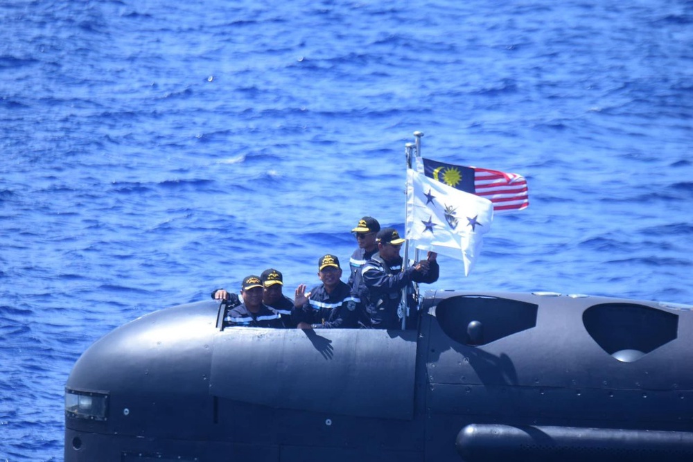 Image from: “Bila ahli politik bercakap..” – Submariner TLDM buktikan kapal selam boleh menyelam!