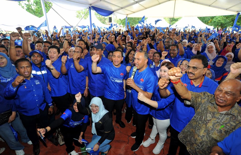 Image from: Jangan kena ‘kencing’ lagi! Onn Hafiz ingatkan pengundi Johor, persoal janji Maszlee Malik