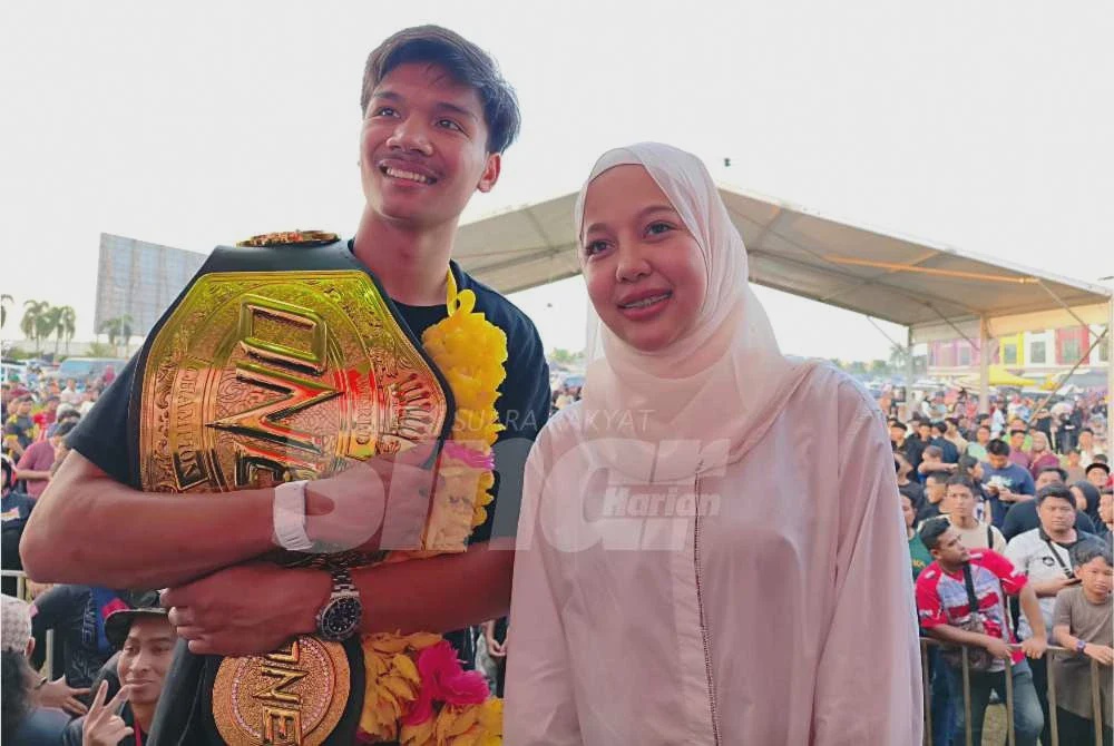 Image from: Aliff Rakib buat kejutan! Hadiahkan ibu bapa rumah RM1 juta, bakal kahwini gadis Thailand