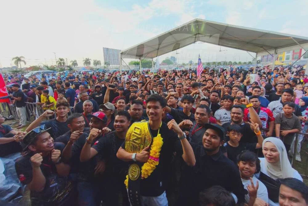 Image from: Aliff Rakib buat kejutan! Hadiahkan ibu bapa rumah RM1 juta, bakal kahwini gadis Thailand