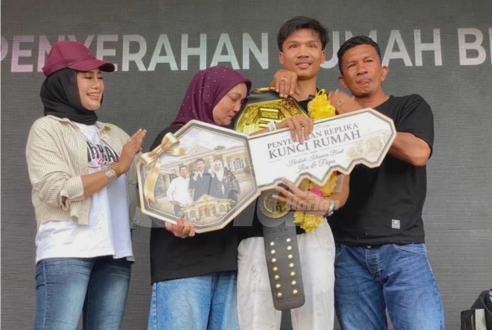 Image from: Aliff Rakib buat kejutan! Hadiahkan ibu bapa rumah RM1 juta, bakal kahwini gadis Thailand