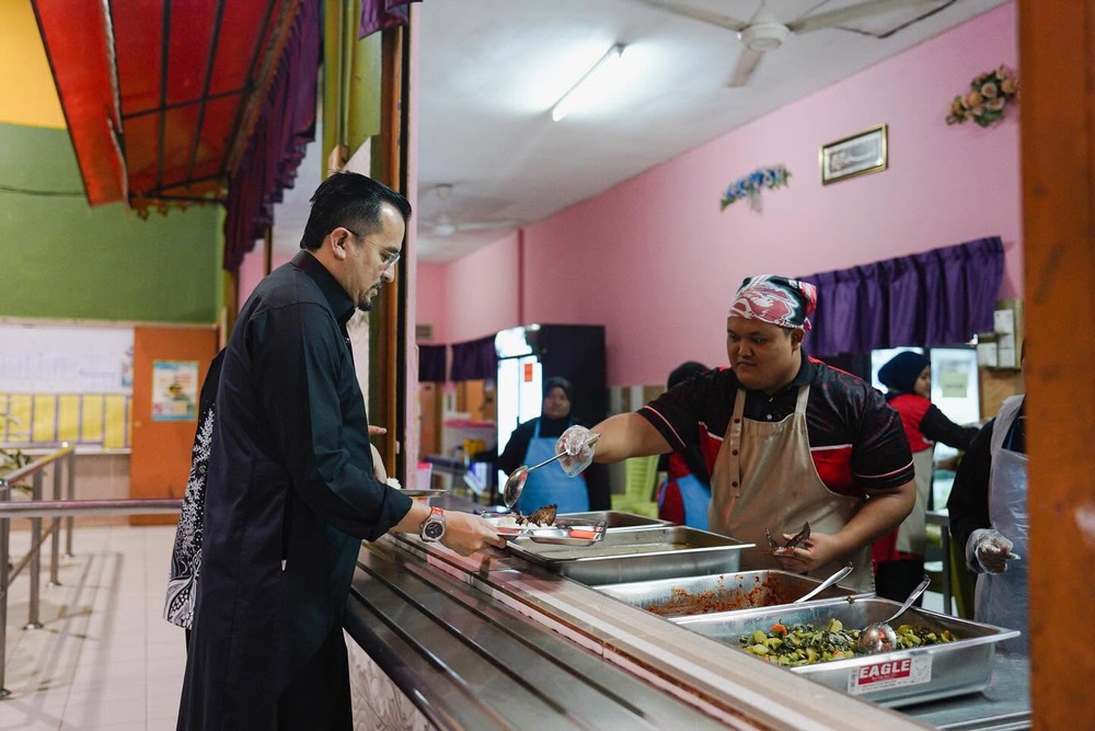 Image from: Kurang aduan makanan di MRSM, Asyraf Wajdi dakwa usaha ‘pecahkan kartel’ mula berkesan