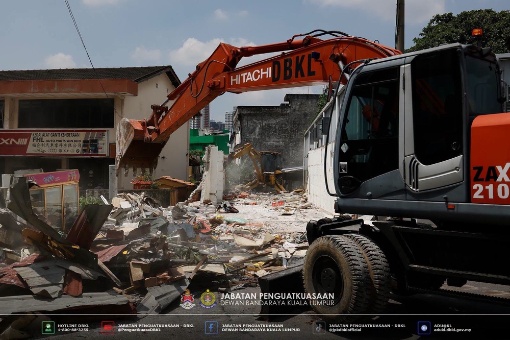 Image from: Degil ingkar notis, dua kedai kendalian warga asing diroboh DBKL