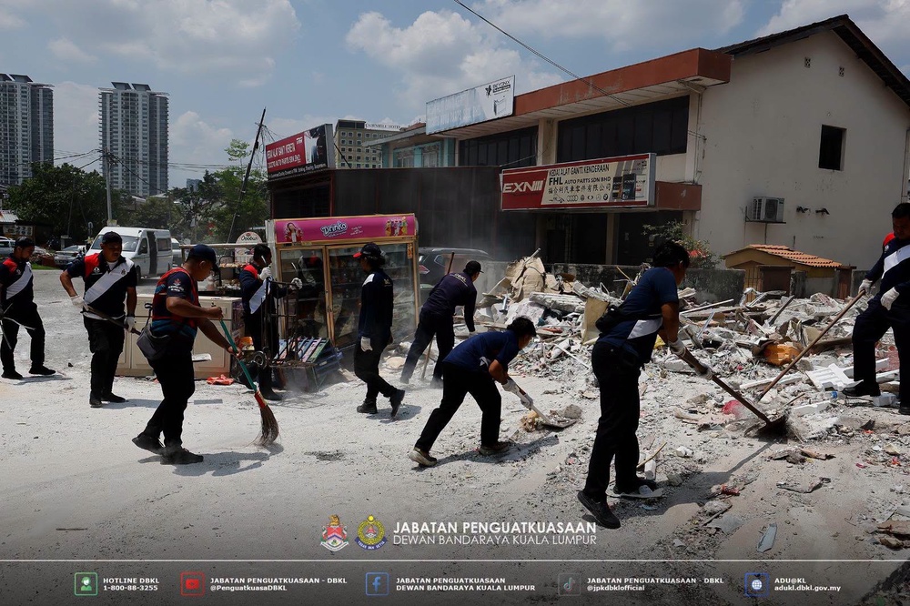 Image from: Degil ingkar notis, dua kedai kendalian warga asing diroboh DBKL