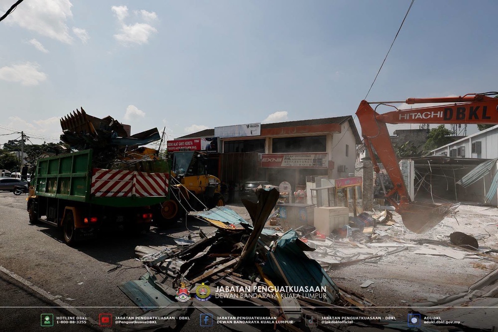 Image from: Degil ingkar notis, dua kedai kendalian warga asing diroboh DBKL