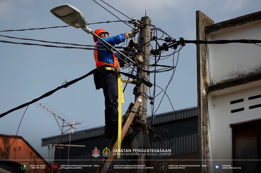 Image from: Degil ingkar notis, dua kedai kendalian warga asing diroboh DBKL