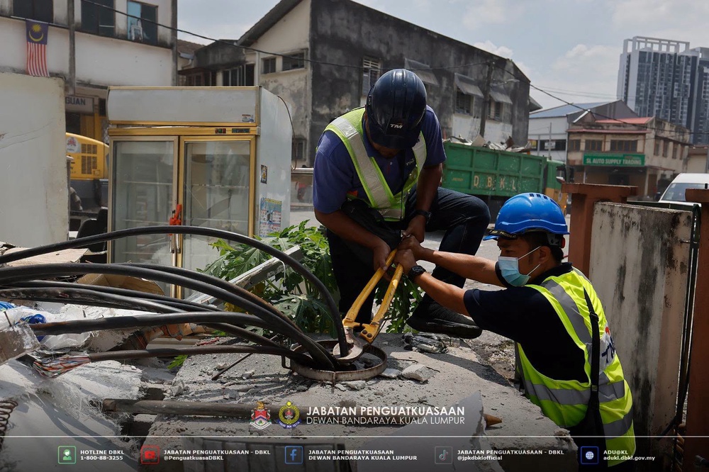 Image from: Degil ingkar notis, dua kedai kendalian warga asing diroboh DBKL