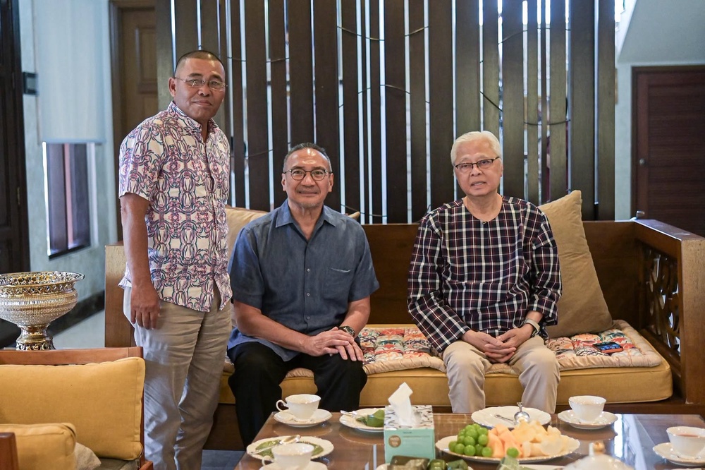 Image from: Hishammuddin ziarah Ismail Sabri, titip doa segera kembali pulih