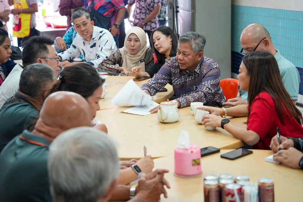Image from: Hanya RM30 sebulan sahaja! DBKL permudah permit meja dan kerusi di kaki lima
