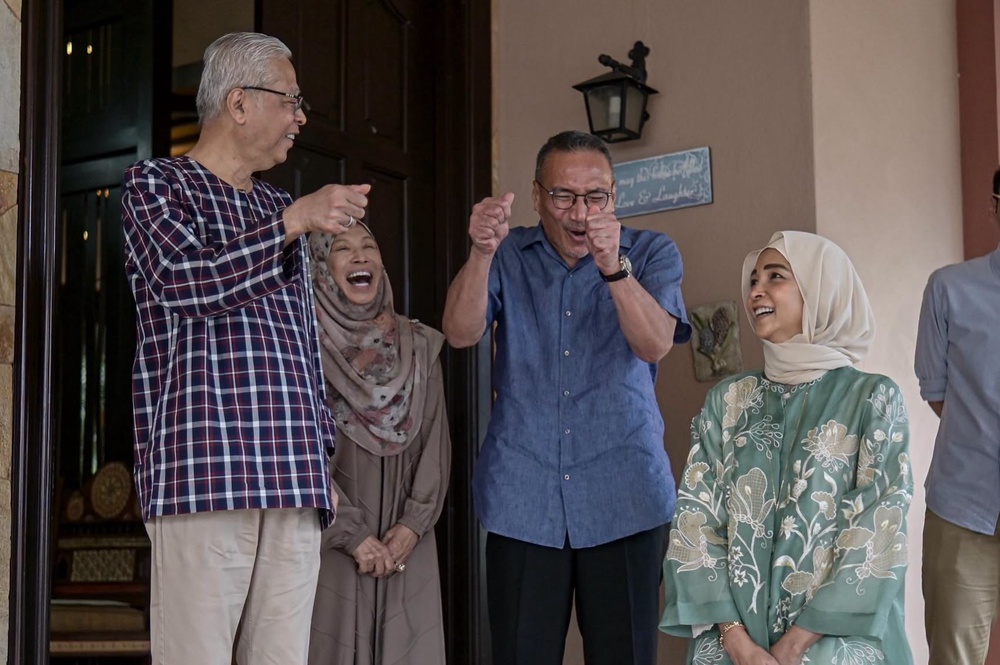 Image from: Hishammuddin ziarah Ismail Sabri, titip doa segera kembali pulih
