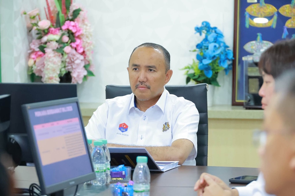 Image from: Tiada kompromi! Kerajaan Johor sita premis perindustrian pasang Jalur Gemilang terbalik
