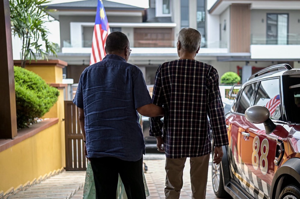 Image from: Hishammuddin ziarah Ismail Sabri, titip doa segera kembali pulih