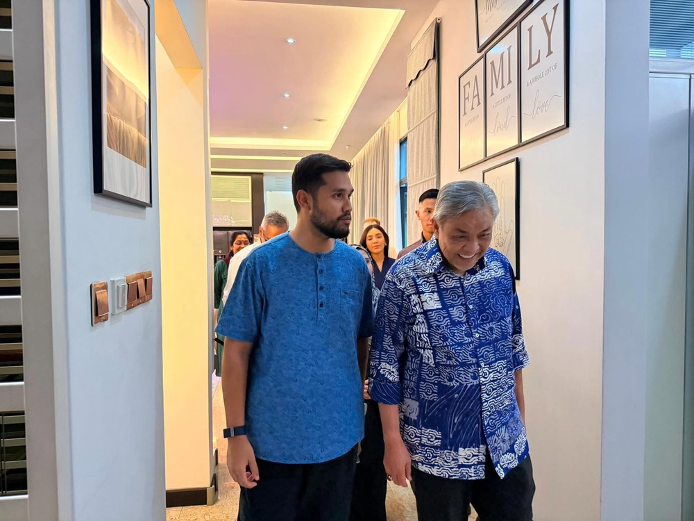 Image from: Zahid ziarah keluarga Abdul Azeez, anak luah penghargaan – “Saat keluarga kami diuji…”