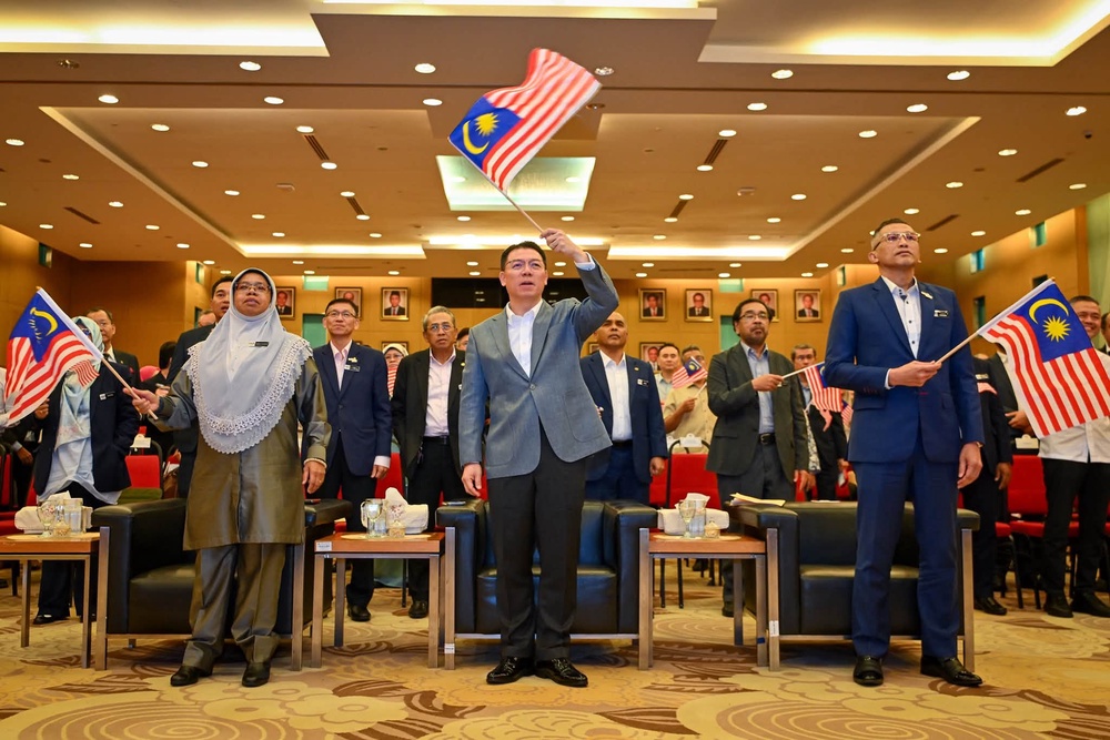 Image from: Jangan tinggal sampah merata-rata! Cinta kepada negara bukan sekadar kibar Jalur Gemilang – Kor Ming