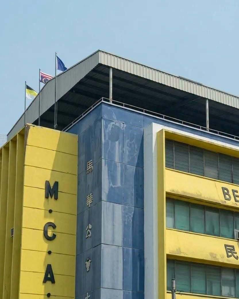 Image from: Isu bendera terbalik: Buat dulu lepas tu minta maaf, bosan dah! Alasan tak perasan dah tidak logik – Akmal Saleh