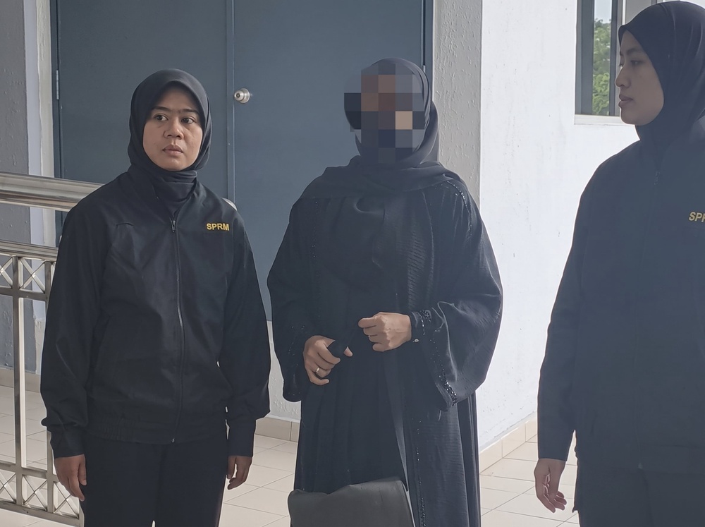 Image from: Pendakwah bebas tiba di mahkamah, berdepan pertuduhan seleweng dana NGO RM13 juta