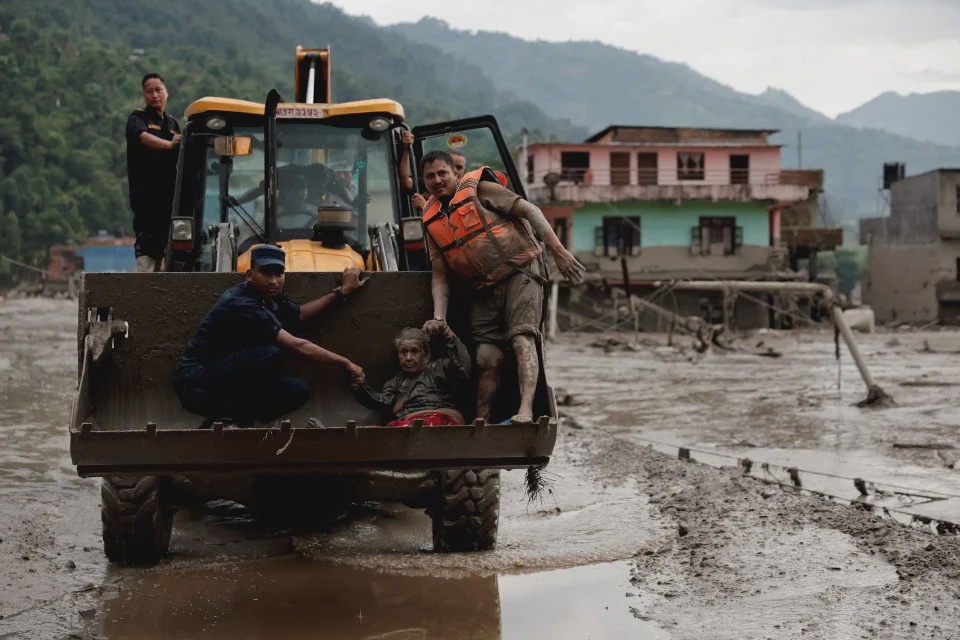 Image from: Banjir Nepal: Agong gesa tindakan wajar bantu rakyat Malaysia terjejas! Titip doa keselamatan mangsa