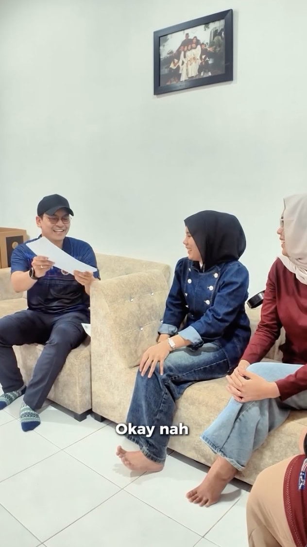 Image from: Dr Taufiq serah surat lantikan, gadis hilang sebelah kaki janji dua emas buat Malaysia!