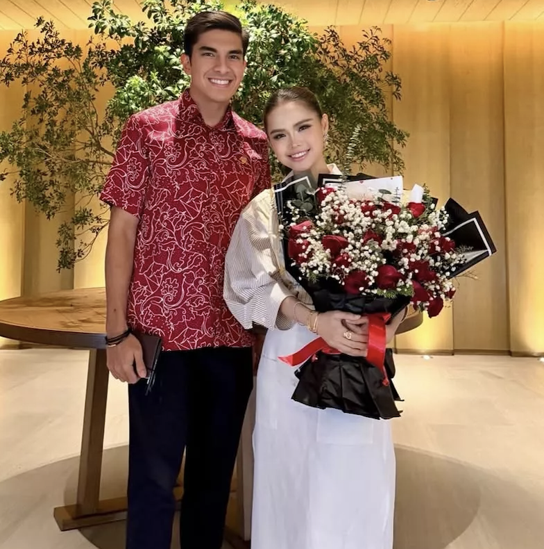 Image from: Netizen tak keruan ‘zoom’ telefon Syed Saddiq, foto Bella Astillah di belakang ‘casing’ jadi perhatian