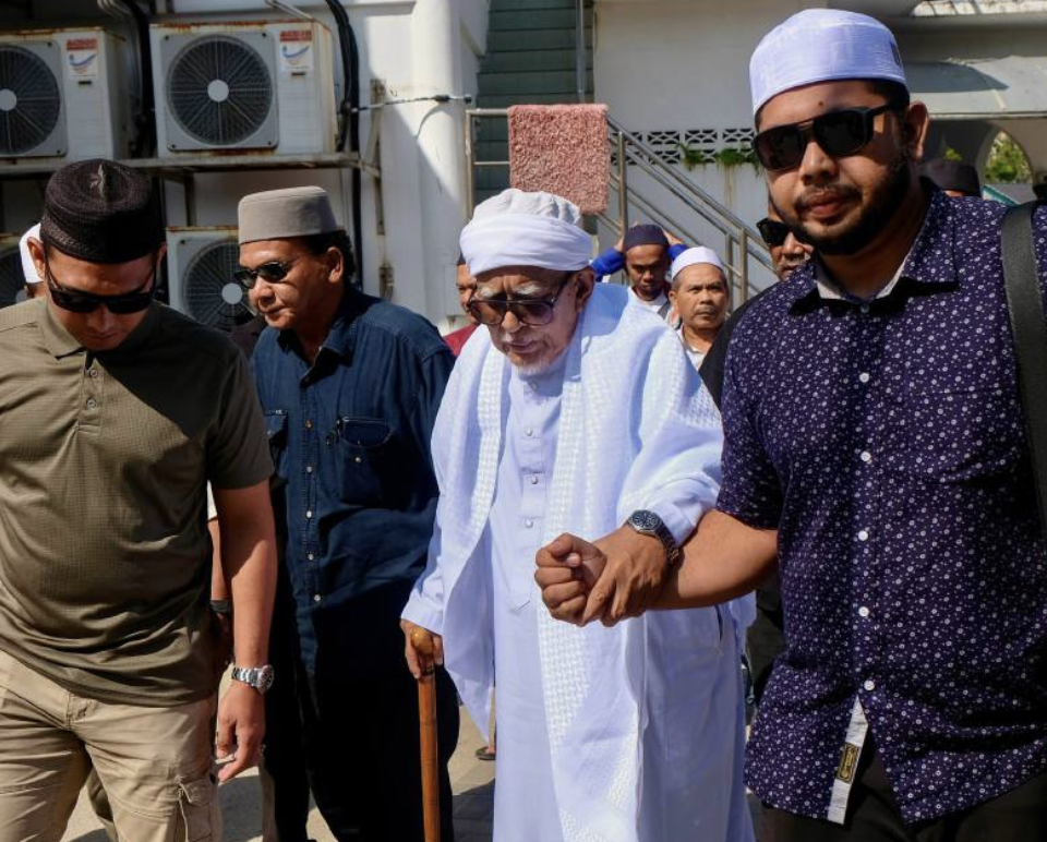 Image from: Laku RM16,500! Hasil bidaan tongkat Hadi Awang disalur untuk tabung PRN Melaka