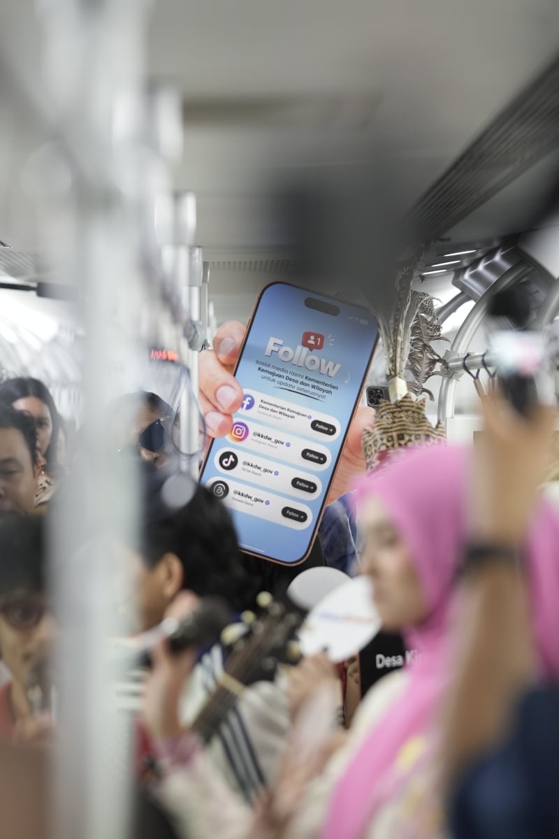 Image from: Tren KTM bertukar meriah! Flashmob Desa Kirana buat penumpang teruja