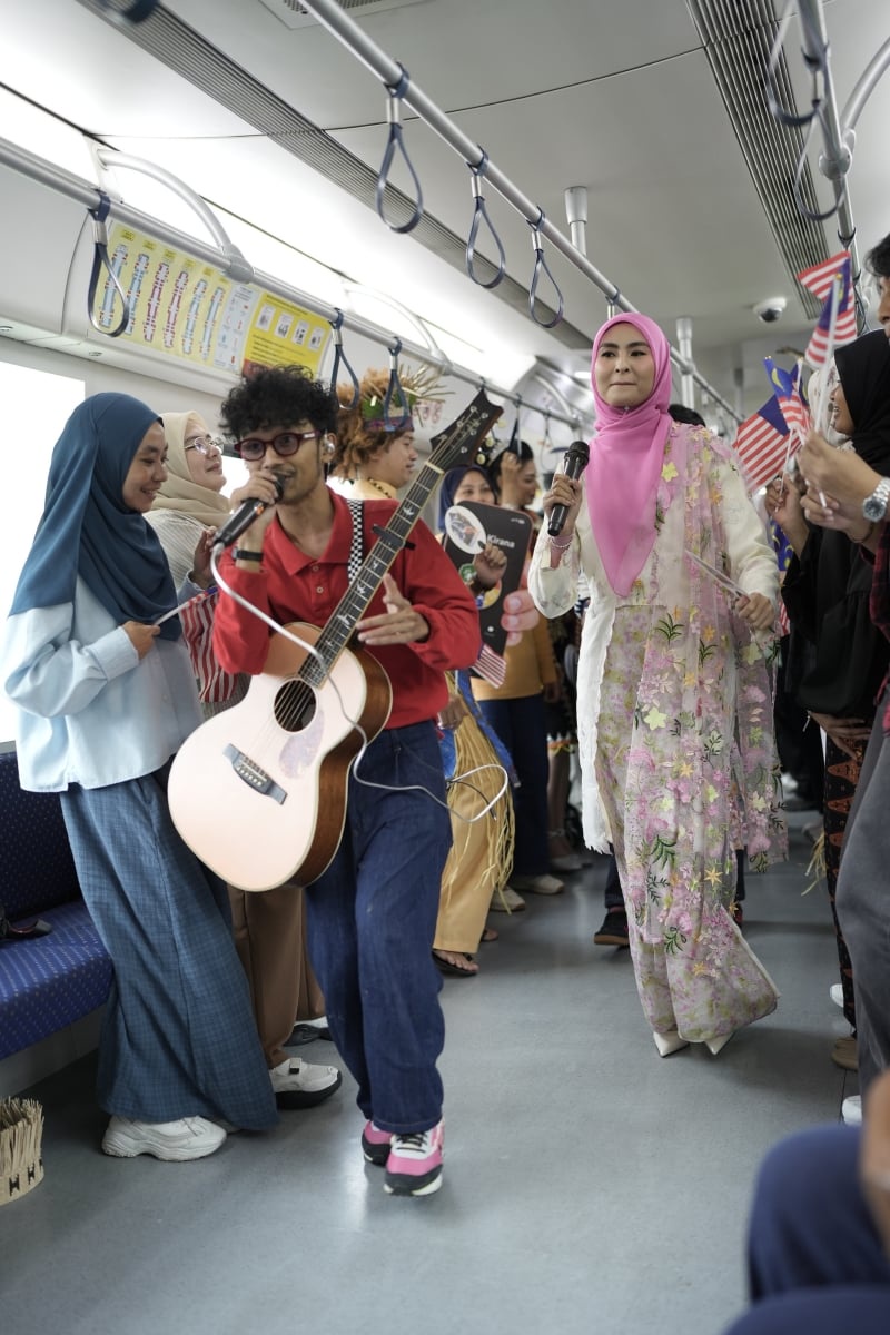 Image from: Tren KTM bertukar meriah! Flashmob Desa Kirana buat penumpang teruja
