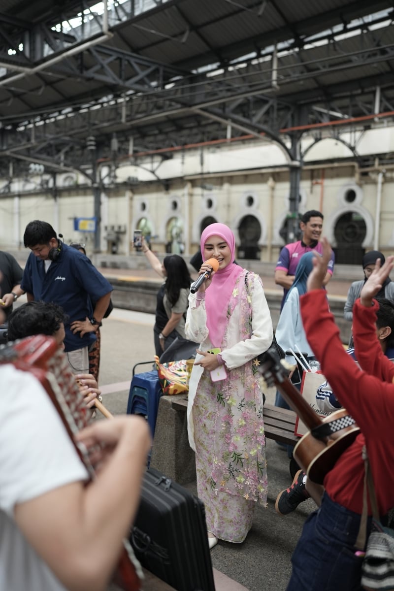 Image from: Tren KTM bertukar meriah! Flashmob Desa Kirana buat penumpang teruja