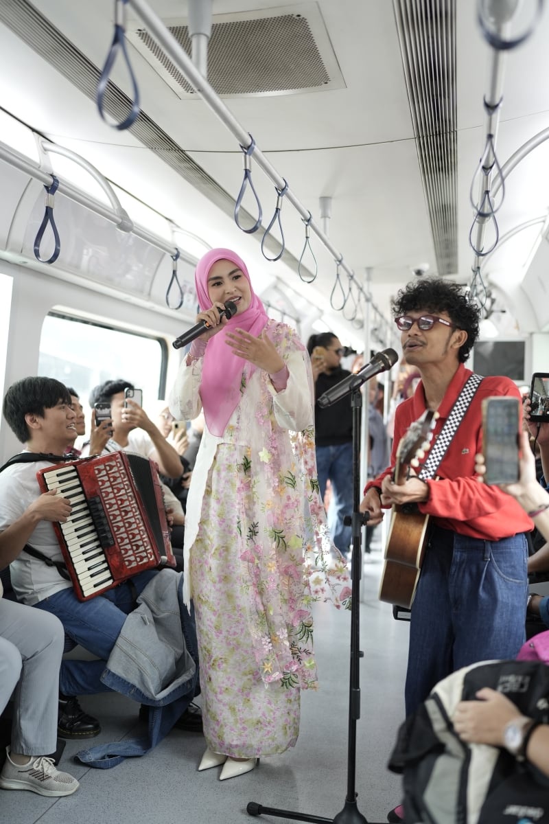 Image from: Tren KTM bertukar meriah! Flashmob Desa Kirana buat penumpang teruja