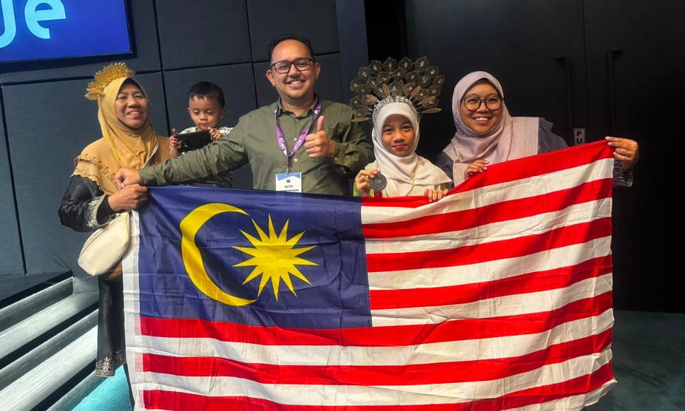 Image from: Kecil-kecil cili padi! Fadhlina bangga kejayaan Nur Aamily Saffiya, gegar pentas pidato antarabangsa
