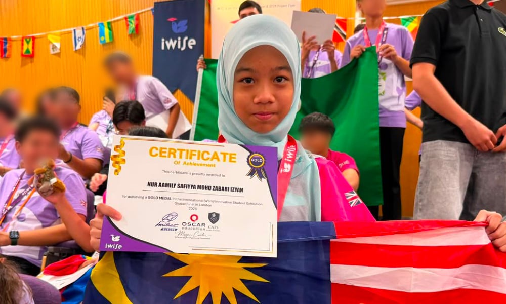 Image from: Kecil-kecil cili padi! Fadhlina bangga kejayaan Nur Aamily Saffiya, gegar pentas pidato antarabangsa