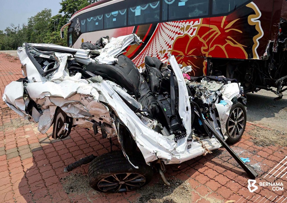 Image from: Tersepit antara treler-bas! “Jasad mereka Allah jaga, tak seperti digilis” – Bomba