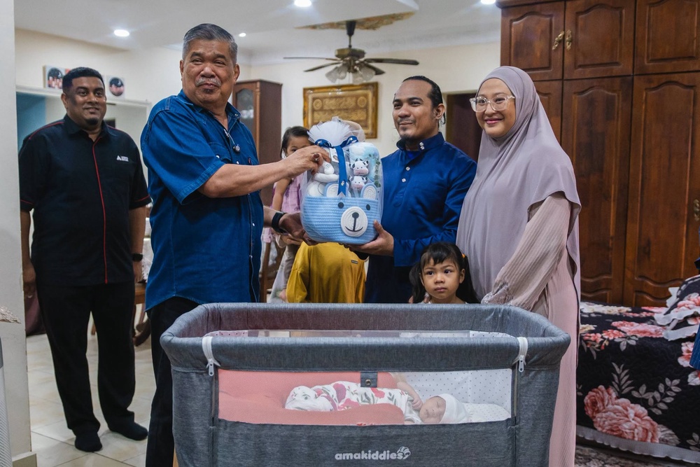 Image from: Pernah tular detik cemas! Mat Sabu ziarah “Baby MAHA”, diberi nama Ahmad Madani