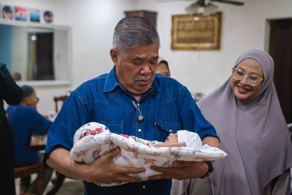 Image from: Pernah tular detik cemas! Mat Sabu ziarah “Baby MAHA”, diberi nama Ahmad Madani