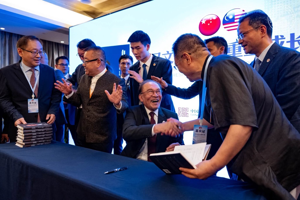 Image from: Anwar tersentuh buku diterjemah ke bahasa Mandarin, terima sokongan PM China