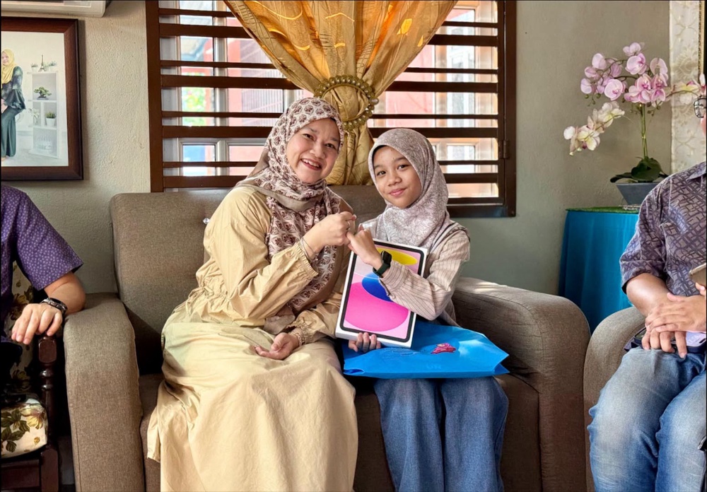 Image from: Kecil-kecil cili padi! Fadhlina bangga kejayaan Nur Aamily Saffiya, gegar pentas pidato antarabangsa