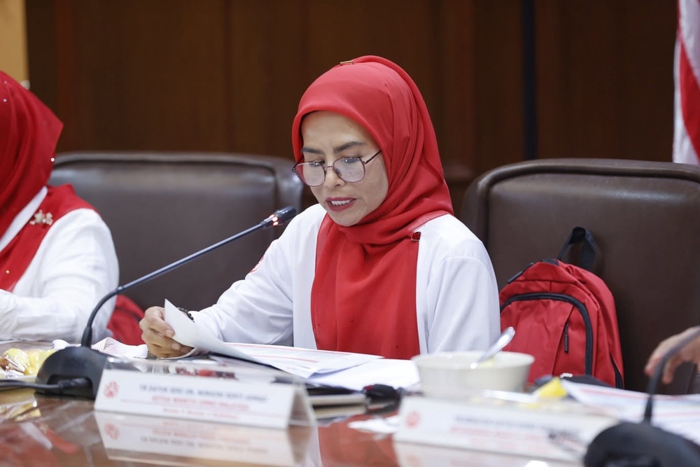 Image from: Semakin kurus! Presiden UMNO sempat usik Noraini -“Ada cucuk-cucuk ke?”