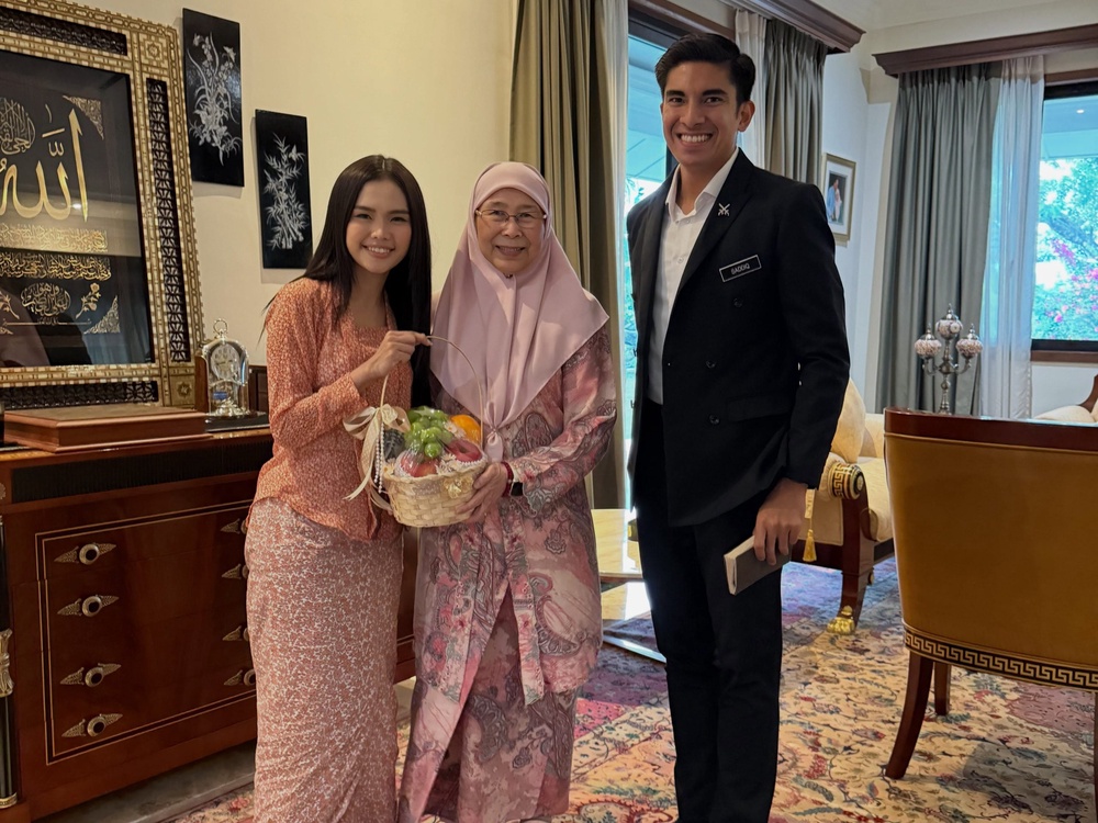 Image from: Hantar kad jemputan! Syed Saddiq & Bella ‘berguru’ dengan Wan Azizah soal rumah tangga