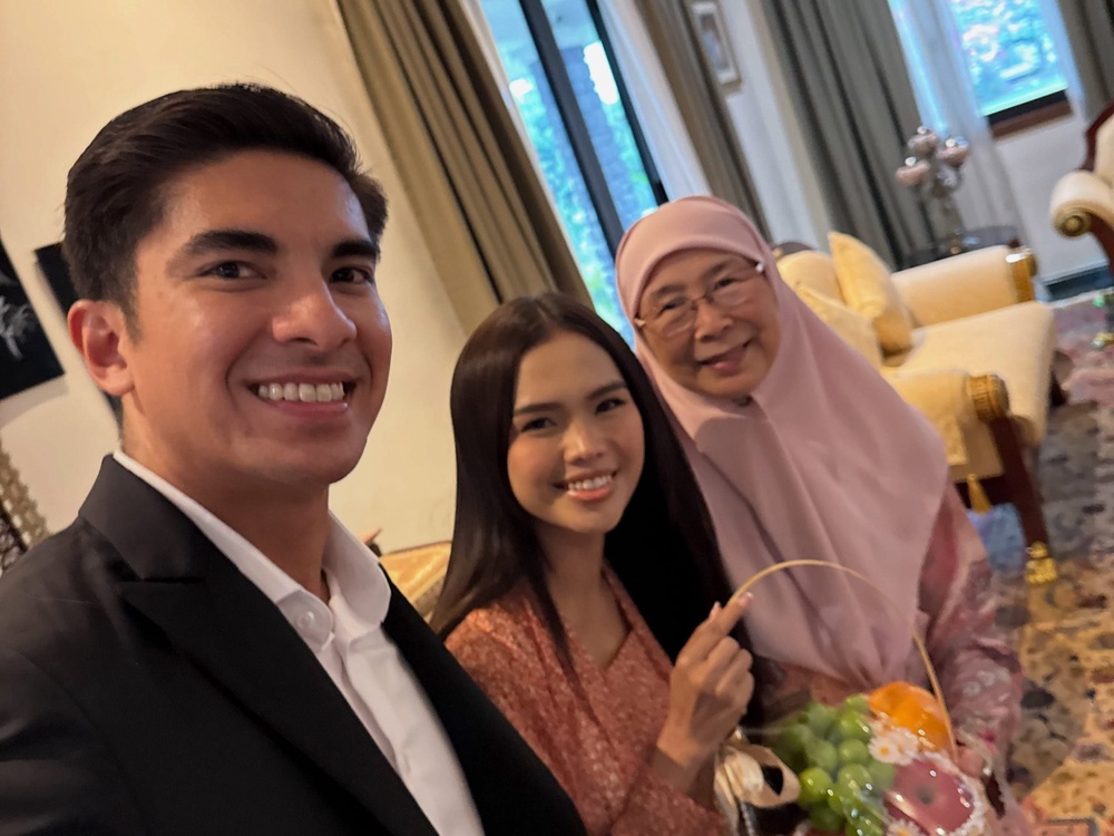 Image from: Hantar kad jemputan! Syed Saddiq & Bella ‘berguru’ dengan Wan Azizah soal rumah tangga