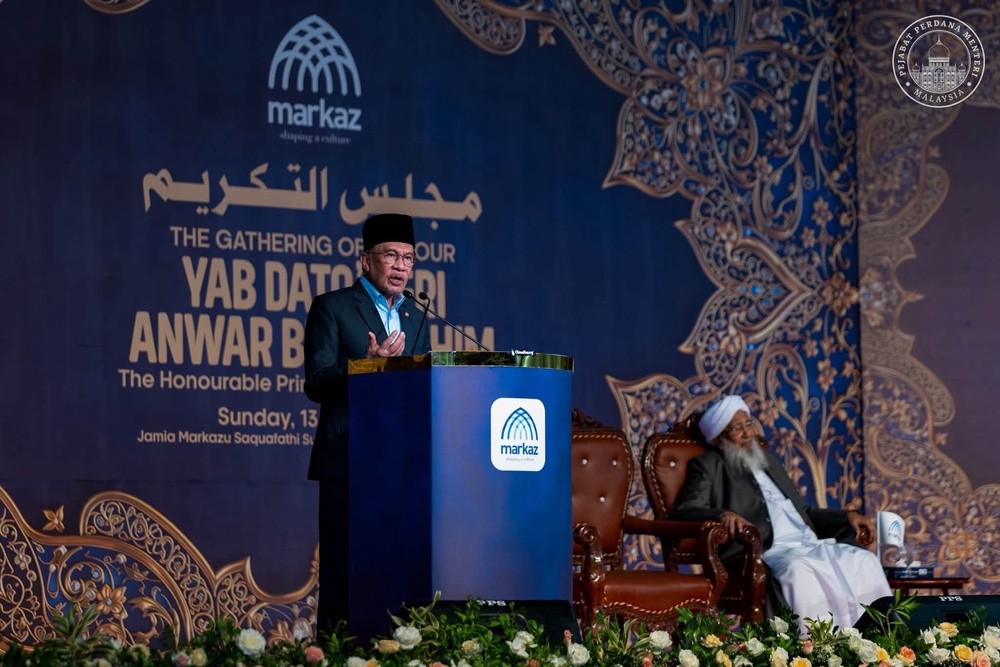 Image from: Anwar raih Anugerah Kecemerlangan Yayasan Sheikh Abu Bakar, terima penghormatan tinggi Mufti India