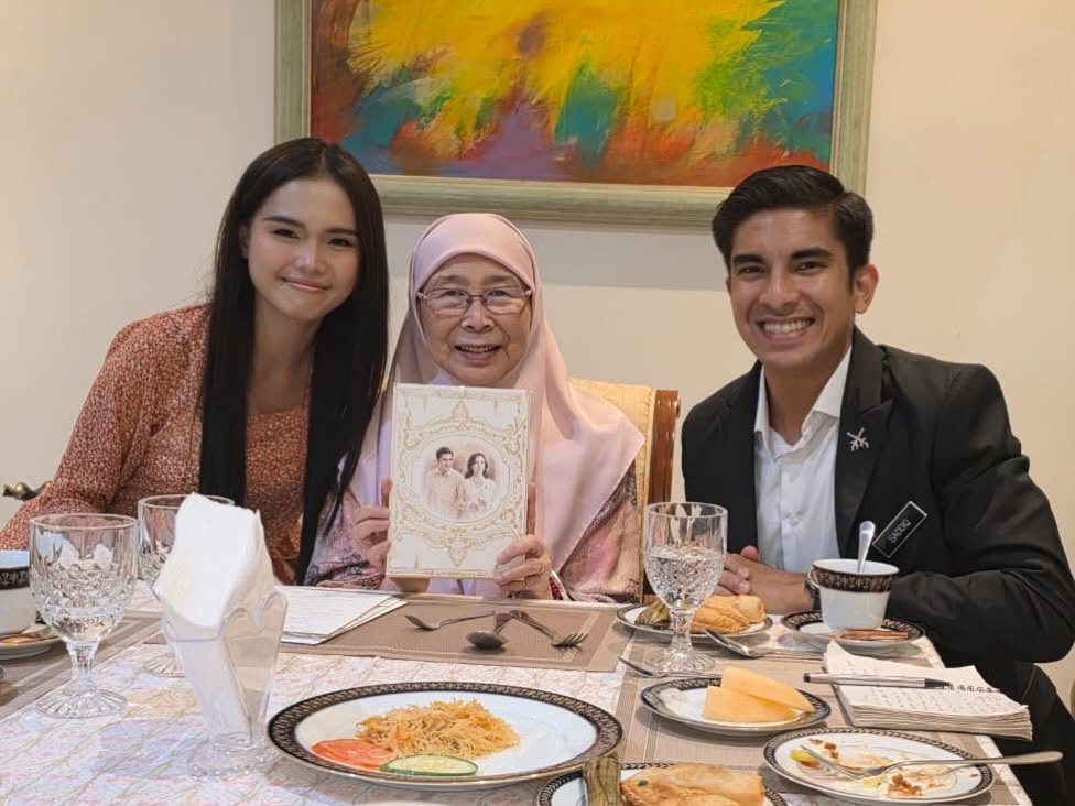 Image from: Hantar kad jemputan! Syed Saddiq & Bella ‘berguru’ dengan Wan Azizah soal rumah tangga