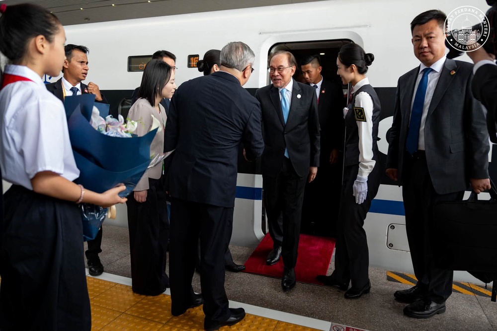 Image from: PM Anwar puji kereta api laju China, tapi pilih fokus baiki sekolah di Malaysia dahulu