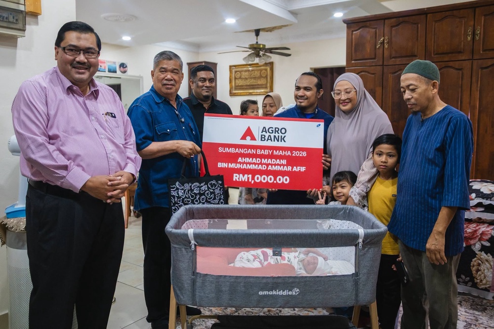 Image from: Pernah tular detik cemas! Mat Sabu ziarah “Baby MAHA”, diberi nama Ahmad Madani