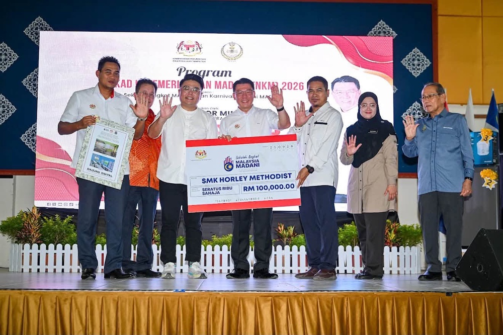 Image from: Demi masa depan, 100 pelajar keluarga B40 terpilih jadi anak angkat Nga Kor Ming